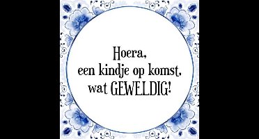 Tegeltje met Spreuk (Tegeltjeswijsheid): Hoera, een kindje op komst, wat GEWELDIG! + Kado verpakking & Plakhanger