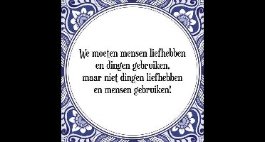 Tegeltje met Spreuk (Tegeltjeswijsheid): We moeten mensen liefhebben en dingen gebruiken, maar niet dingen liefhebben en mensen gebruiken! + Kado verpakking & Plakhanger