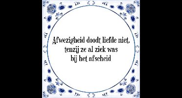 Tegeltje met Spreuk (Tegeltjeswijsheid): Afwezigheid doodt liefde niet, tenzij ze al ziek was bij het afscheid + Kado verpakking & Plakhanger