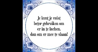 Tegeltje met Spreuk (Tegeltjeswijsheid): Je kunt je vuist beter gebruiken om er in te lachen, dan om er mee te slaan! + Kado verpakking & Plakhanger