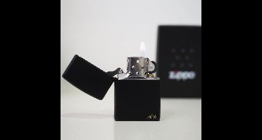 Naam Zippo aansteker ! Kleur: zwart