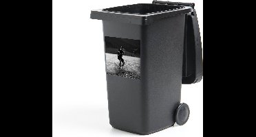 Container sticker Een meisje is aan het wakeboarden in het meer van San Juan - zwart wit - 40x40 cm - Kliko sticker