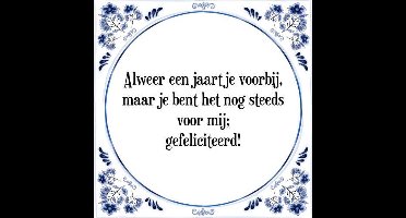 Tegeltje met Spreuk (Tegeltjeswijsheid): Alweer een jaartje voorbij, maar je bent het nog steeds voor mij; gefeliciteerd! + Kado verpakking & Plakhanger
