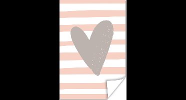 Poster Illustratie van een grijs hart op een wit met roze gestreepte achtergrond - 20x30 cm