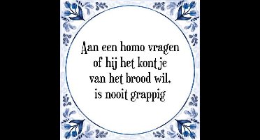 Grappig Tegeltje met Spreuk (Grappige spreuk): Aan een homo vragen of hij het kontje van het brood wil, is nooit grappig + Cadeau verpakking & Plakhanger