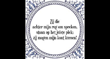 Tegeltje met Spreuk (Tegeltjeswijsheid): Zij die achter mijn rug om spreken, staan op het juiste plek; zij mogen mijn kont kussen! + Kado verpakking & Plakhanger