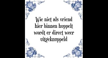 Tegeltje met Spreuk (Tegeltjeswijsheid): Wie hier niet als vriend naar binnen huppelt wordt er direct weer uitgeknuppeld + Kado verpakking & Plakhanger