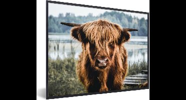 PosterMonkey - Poster - Fotolijst - Schotse hooglander - Dieren - Koe - Natuur - Water - Kader - 40x30 cm - Poster Schotse hooglander - Kamer decoratie - Poster lijst - Poster dieren