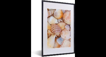 PosterMonkey - Poster met lijst - Schelpen - Oranje - Geel - Strand - Wanddecoratie - Poster zee - Fotolijst - 40x60 cm - Kader - Poster frame - Muurdecoratie - Poster in lijst