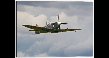 WallClassics - Dibond - Geel/Wit Minnie Vliegtuig bij Schapenwolken - 40x30 cm Foto op Aluminium (Wanddecoratie van metaal)