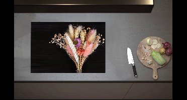 Inductieplaat Beschermer - Boeket van Verschillende Droogbloemen tegen Zwarte Houten Achtergrond - 70x52 cm - 2 mm Dik - Inductie Beschermer van Vinyl