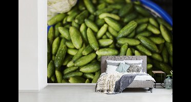 Fotobehang vinyl - Knalgroene augurken voor verkoop breedte 330 cm x hoogte 220 cm - Foto print op behang (in 7 formaten beschikbaar)