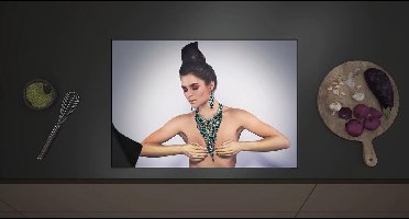 Inductie Beschermer - Naakte Vrouw met Groene Opvallende Sieraden en Handen voor Borsten - 70x52 cm - 2 mm Dik - Inductieplaat Beschermer met zwarte kern