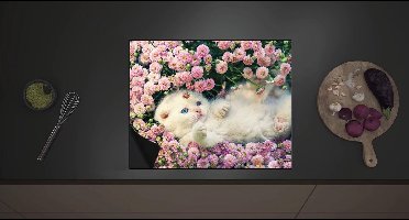 Inductie Beschermer - Witte Kitten Spelend tussen Roze Bloemen - 60x52 cm - 2 mm Dik - Inductieplaat Beschermer met zwarte kern