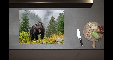 Inductieplaat Beschermer - Bruine beer in bos met grote bomen en bergen - 71x55 cm - 2 mm Dik - Inductie Beschermer - Bescherming Inductiekookplaat - Kookplaat Beschermer van Zwart Vinyl