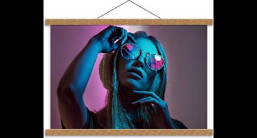 Schoolplaat – Vrouw met een Mooie Bril met Gekleurde Glazen - 60x40cm Foto op Textielposter (Wanddecoratie op Schoolplaat)