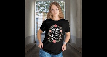 Dames T-Shirt - Magic Lives Quiet Ones - Kleur zwart - Maat XL - Perfect voor wie kracht vindt in stilte en magie draagt zonder het van de daken te schreeuwen