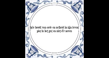 Tegeltje met Spreuk (Tegeltjeswijsheid): Wie houdt van orde en netheid in zijn leven, pist in het gat en niet d'r neven + Kado verpakking & Plakhanger