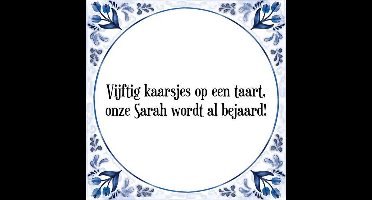 Tegeltje met Spreuk (Tegeltjeswijsheid): Vijftig kaarsjes op een taart, onze Sarah wordt al bejaard! + Kado verpakking & Plakhanger