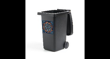 Container sticker Vierkant patroon 1:1 - CM - Vierkant patroon met een gedetailleerde en oranje mandala op een donkerblauwe achtergrond Klikosticker - 40x40 cm - kliko sticker - weerbestendige containersticker