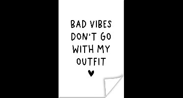 Poster Engelse quote "Bad vibes don't go with my outfit" met een hartje op een witte achtergrond - 20x30 cm