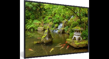 PosterMonkey - Poster - Fotolijst - Waterval - Koi - Japanse lantaarn - Mos - Water - Natuur - Posterlijst - 120x80 cm - Poster met lijst - Poster Japan - Foto lijst - Woondecoratie
