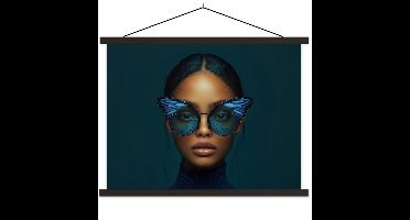 Posterhanger incl. Poster 120x90 cm - Schoolplaat - Vrouw - Vlinder - Bril - Blauw - Modern - Portret - Textielposter - Zwarte latten