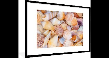 PosterMonkey - Poster met lijst - Schelpen - Oranje - Geel - Strand - Wanddecoratie - Poster zee - Fotolijst - 120x80 cm - Kader - Poster frame - Muurdecoratie - Poster in lijst