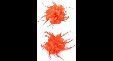 Bloem met veertjes op speld oranje