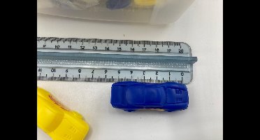 50 Mini auto's in bakje, blauw geel
