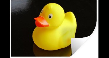 Muurstickers - Sticker Folie - Gele bad eend met weerspiegeling op zwarte achtergrond - 30x20 cm - Plakfolie - Muurstickers Kinderkamer - Zelfklevend Behang - Zelfklevend behangpapier - Stickerfolie