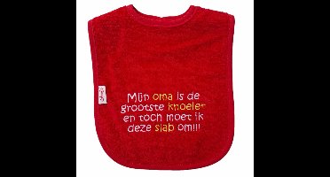 Rode slab met "Mijn oma is de grootste knoeier en toch moet ik deze slab om" - oma en opa dag, grootmoeder, omie, knoeien, knoeiertje, eten, kraamcadeautje, cadeautje