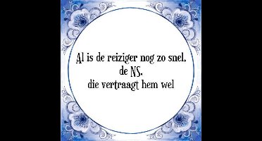 Tegeltje met Spreuk (Tegeltjeswijsheid): Al is de reiziger nog zo snel, de NS, die vertraagt hem wel + Kado verpakking & Plakhanger
