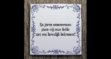 Tegeltje met Spreuk (Tegeltjeswijsheid): Na jaren samenwonen gaan wij onze liefde met een huwelijk bekronen!! + Kado verpakking & Plakhanger