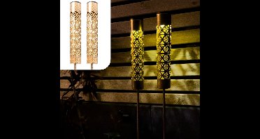 Gadgy Solar Tuinverlichting – 2x Staande Lampen met Bewegend Vlam Effect – Goud Metaal – LED Sfeerlampen op Zonne-energie – Voor Buiten – Weerbestendig – 61 cm Hoog - Grondspies