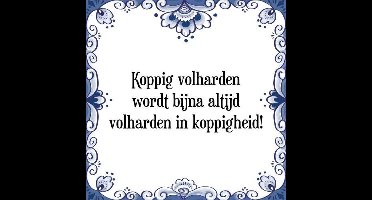 Tegeltje met Spreuk (Tegeltjeswijsheid): Koppig volharden wordt bijna altijd volharden in koppigheid! + Kado verpakking & Plakhanger