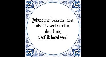 Tegeltje met Spreuk (Tegeltjeswijsheid): Zolang m'n baas net doet alsof ik veel verdien, doe ik net alsof ik hard werk + Kado verpakking & Plakhanger