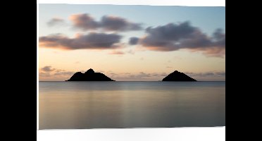 WallClassics - PVC Schuimplaat - Twee Bergen in Zee - 75x50 cm Foto op PVC Schuimplaat (Met Ophangsysteem)