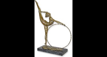 EEN BRONZEN SCULPTUUR VAN EEN HOEPELDANSER