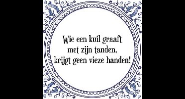 Tegeltje met Spreuk (Tegeltjeswijsheid): Wie een kuil graaft met zijn tanden, krijgt geen vieze handen! + Kado verpakking & Plakhanger