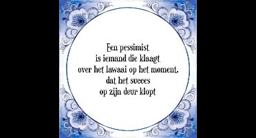 Tegeltje met Spreuk (Tegeltjeswijsheid): Een pessimist is iemand die klaagt over het lawaai op het moment, dat het succes op zijn deur klopt + Kado verpakking & Plakhanger