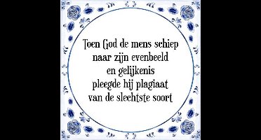 Tegeltje met Spreuk (Tegeltjeswijsheid): Toen God de mens schiep naar zijn evenbeeld en gelijkenis pleegde hij plagiaat van de slechtste soort + Kado verpakking & Plakhanger