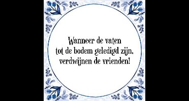 Tegeltje met Spreuk (Tegeltjeswijsheid): Wanneer de vaten tot de bodem geledigd zijn, verdwijnen de vrienden! + Kado verpakking & Plakhanger