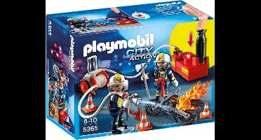 Brandweermannen met brandslang / Pompiers avec lance à incendie