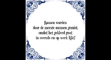 Tegeltje met Spreuk (Tegeltjeswijsheid): Kansen worden door de meeste mensen gemist, omdat het gekleed gaat in overals en op werk lijkt! + Kado verpakking & Plakhanger