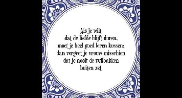 Tegeltje met Spreuk (Tegeltjeswijsheid): Als je wilt dat de liefde blijft duren, moet je heel goed leren kussen; dan vergeet je vrouw misschien dat je nooit de vuilbakken buiten zet + Kado verpakking & Plakhanger