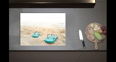 Inductieplaat Beschermer - Blauw Paar Slippers op Strand aan de Zee - 70x51 cm - 2 mm Dik - Inductie Beschermer - Bescherming Inductiekookplaat - Kookplaat Beschermer van Wit Vinyl