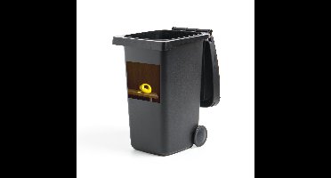 Container sticker Retro telefoon - Een gele retro telefoon op een houten tafel Klikosticker - 40x40 cm - kliko sticker - weerbestendige containersticker