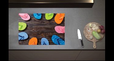 Inductieplaat Beschermer - Kader van Zomerse Slippers in Verschillende Kleuren op Houten Tafel - 70x52 cm - 2 mm Dik - Inductie Beschermer van Vinyl
