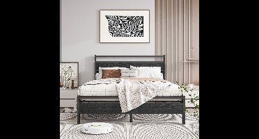 Metalen Bedframe 140 x 200 cm met Houten Hoofdeinde - Duurzaam en Stijlvol Tweepersoonsbed